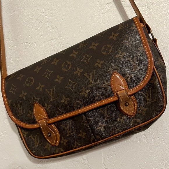 AUTHENTICATED Louis Vuitton Crossbody Bag Purse - Picture 3 of 16
